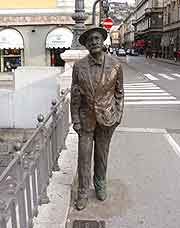 Photo showing statue of James Joyce