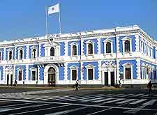 Photo showing the blue facade of the Municipalidad (City Hall)