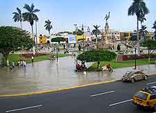 Image of traffic driving alongside the Plaza de Armas