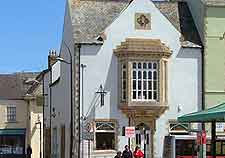 Picture showing eateries and shops in the centre