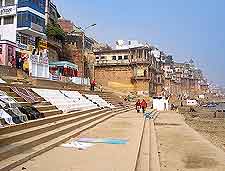 Photo showing the banks of the River Ganges (Ganga)