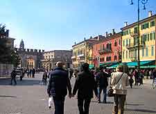 Picture of shoppers on the Piazza Bra