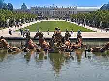 Photo of the Palace's majestic Apollo Fountain