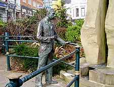 Photograph of Elgar Statue in the city centre